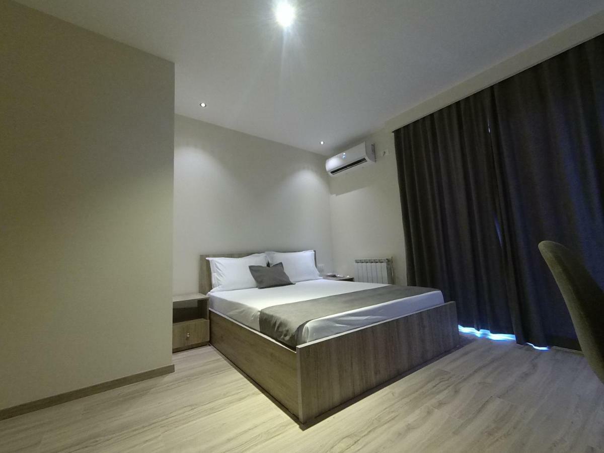 Hotel Vila Nino Berat Esterno foto