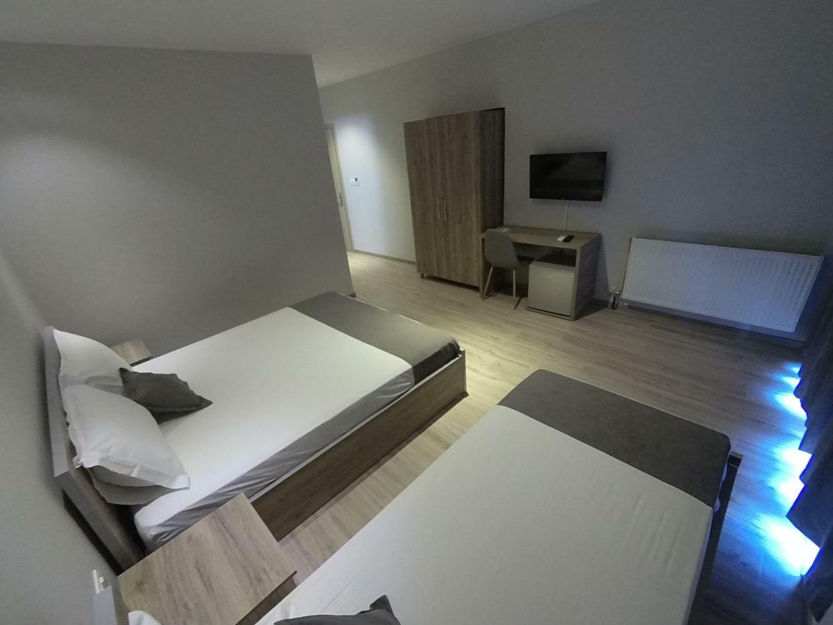 Hotel Vila Nino Berat Esterno foto