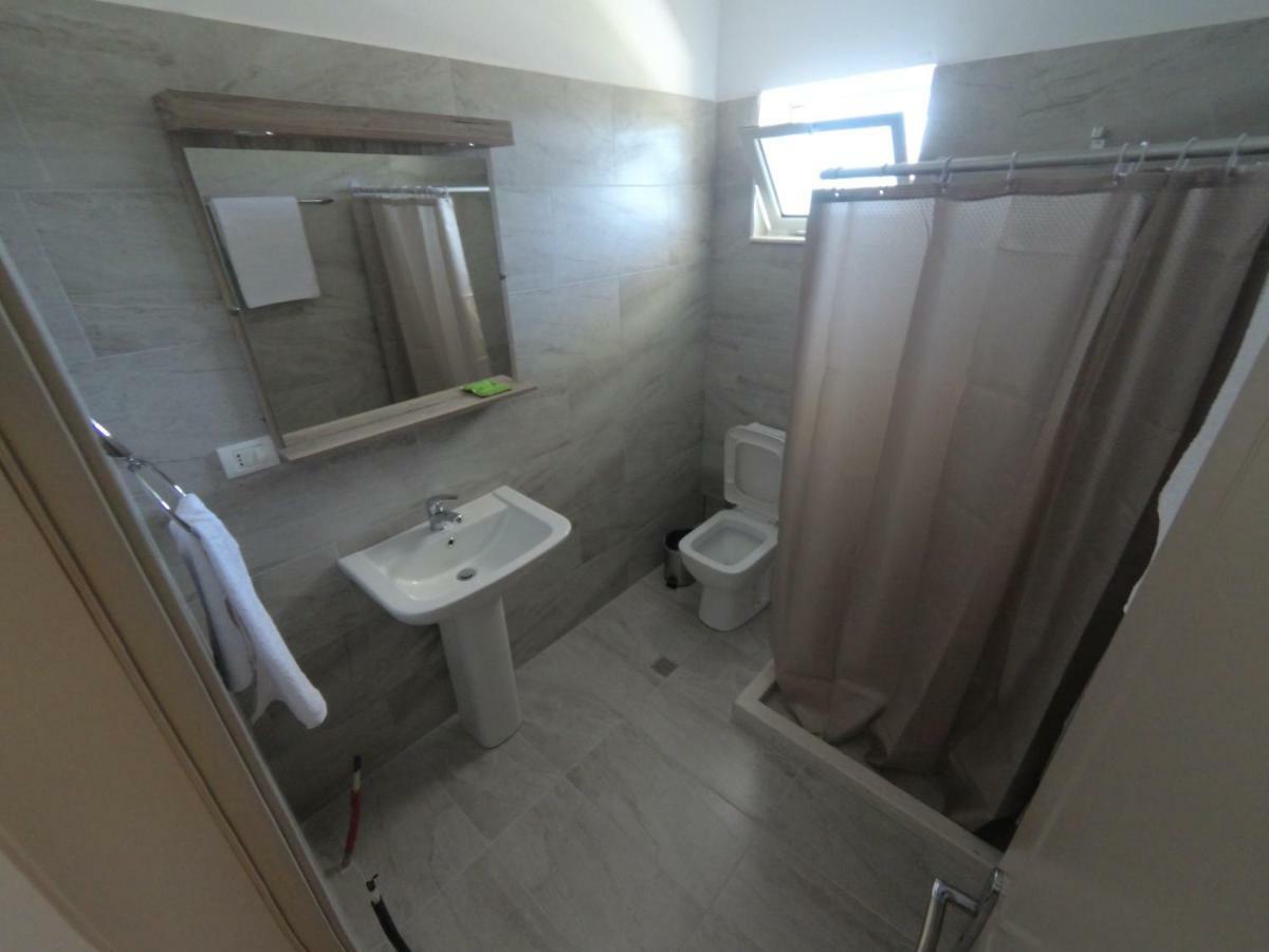 Hotel Vila Nino Berat Esterno foto