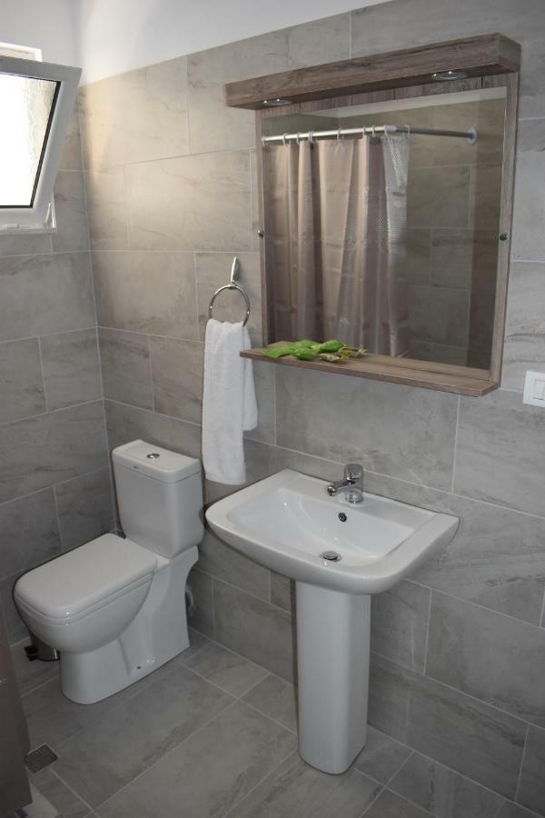 Hotel Vila Nino Berat Esterno foto